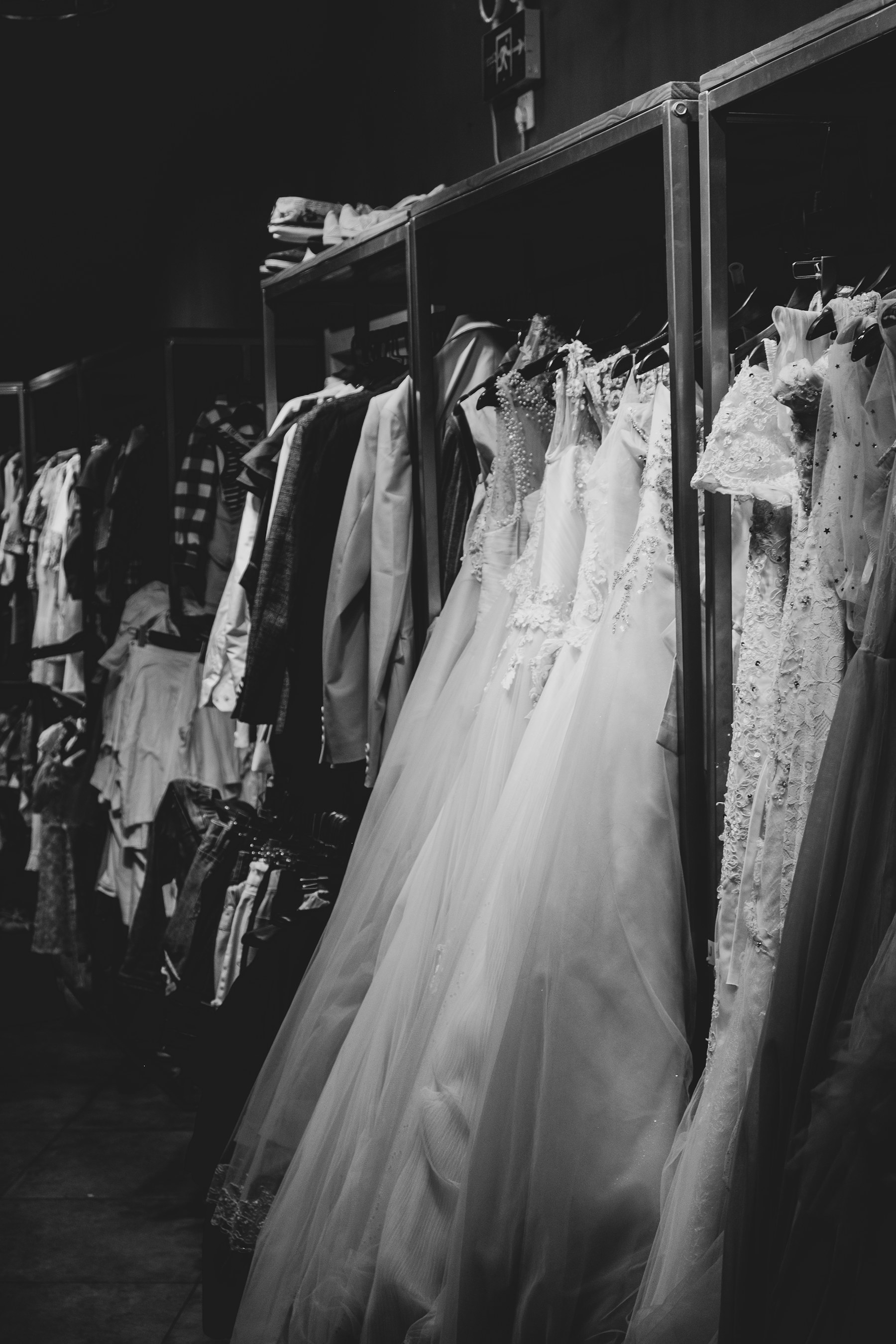Monochromatický detail svadobných šiat na vešiaku